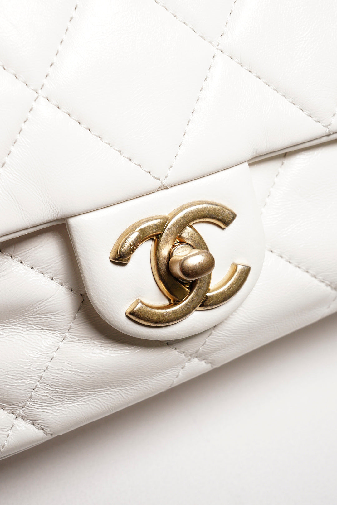 CHANEL 菱格羊皮金鍊斜背包