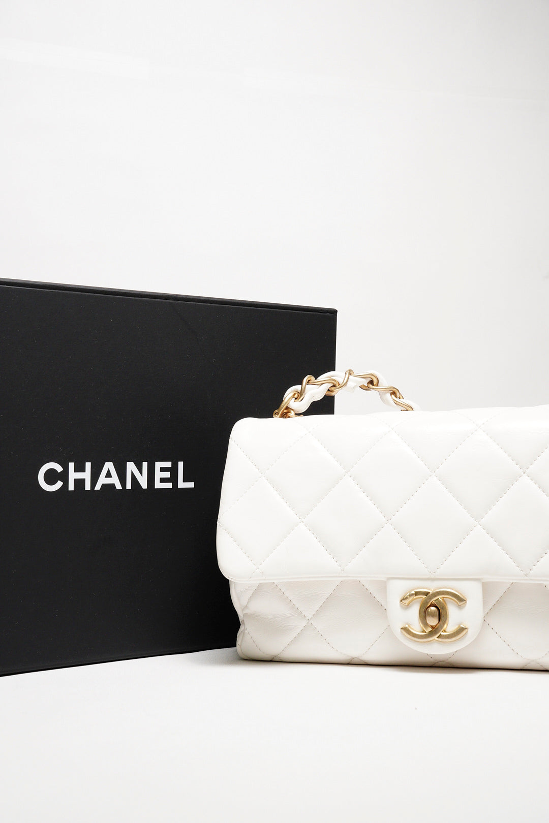 CHANEL 菱格羊皮金鍊斜背包