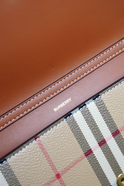 BURBERRY 浮雕LOGO格紋翻蓋長夾 (經典米色) WOC