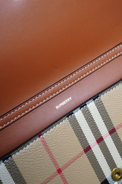 BURBERRY 浮雕LOGO格紋翻蓋長夾 (經典米色) WOC