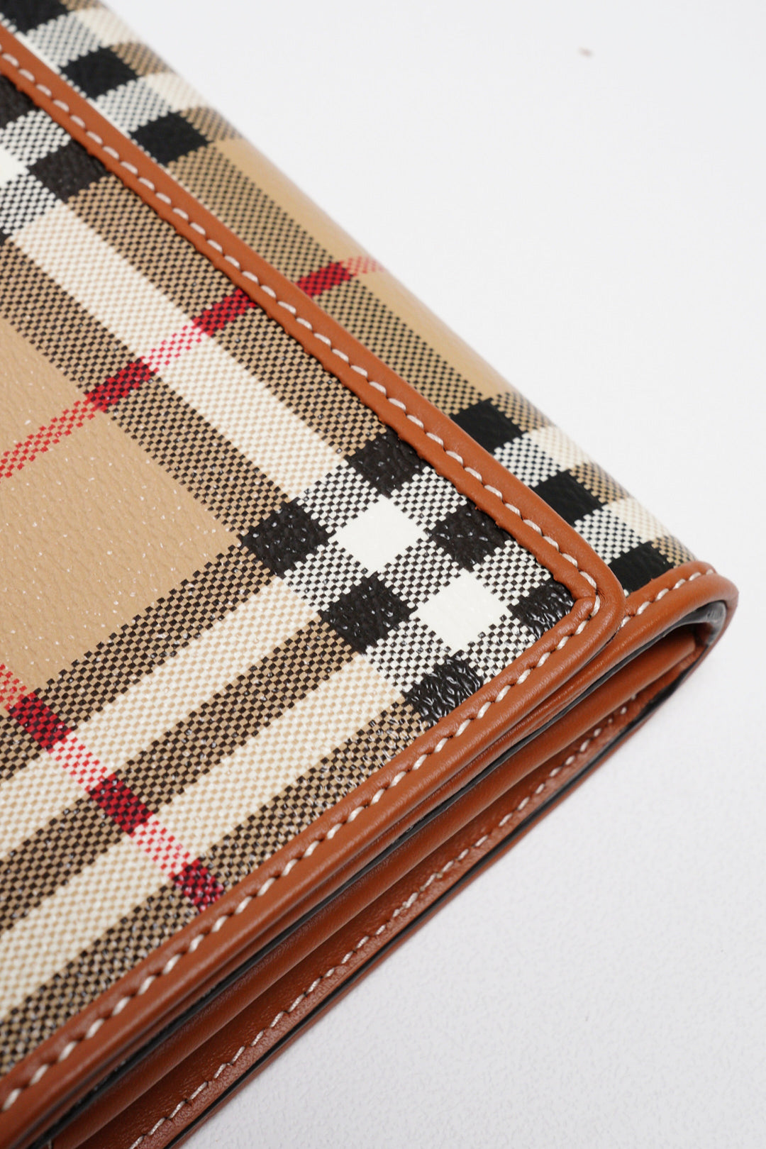 BURBERRY 浮雕LOGO格紋翻蓋長夾 (經典米色) WOC