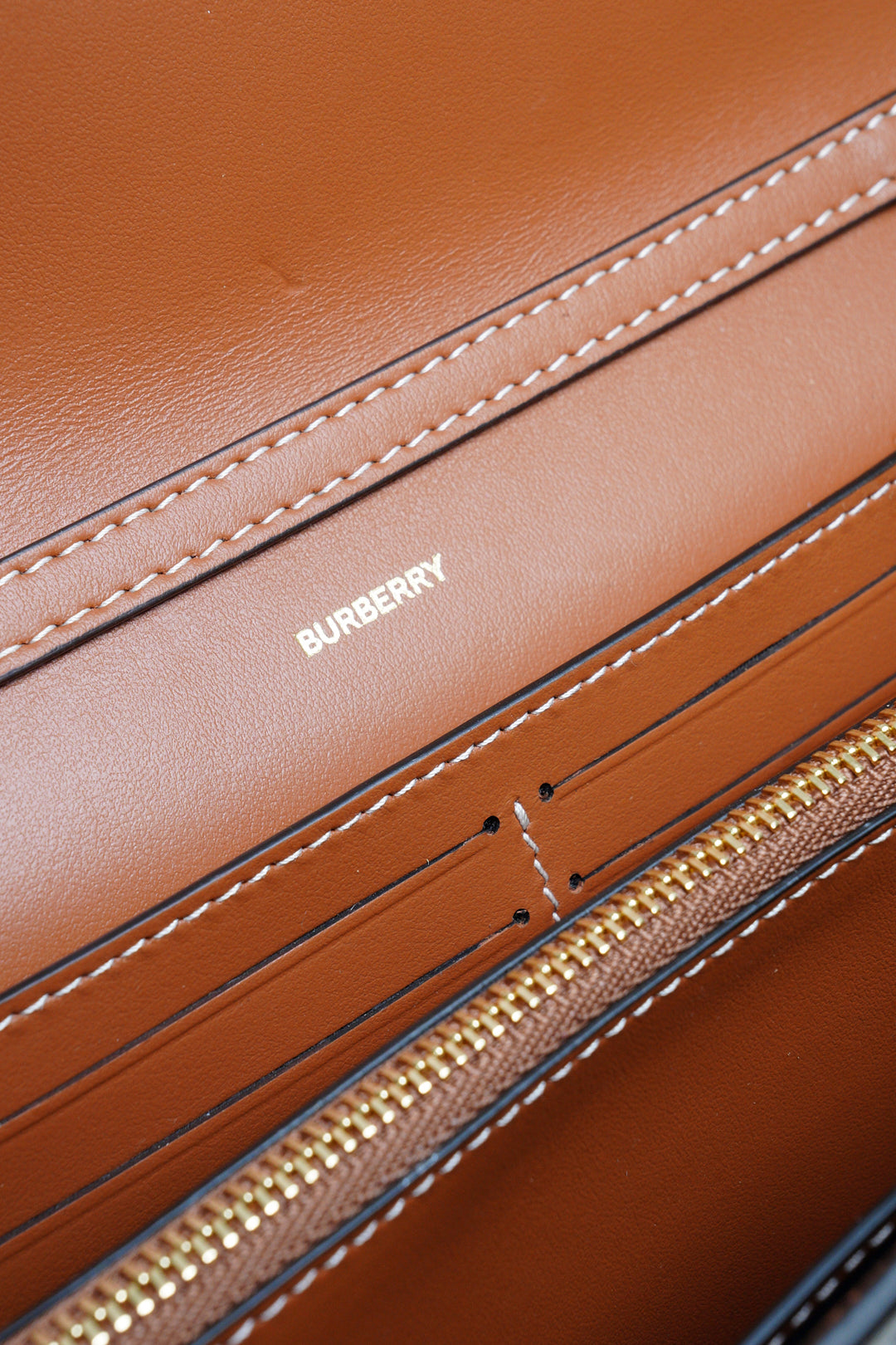 BURBERRY 浮雕LOGO格紋翻蓋長夾 (經典米色) WOC