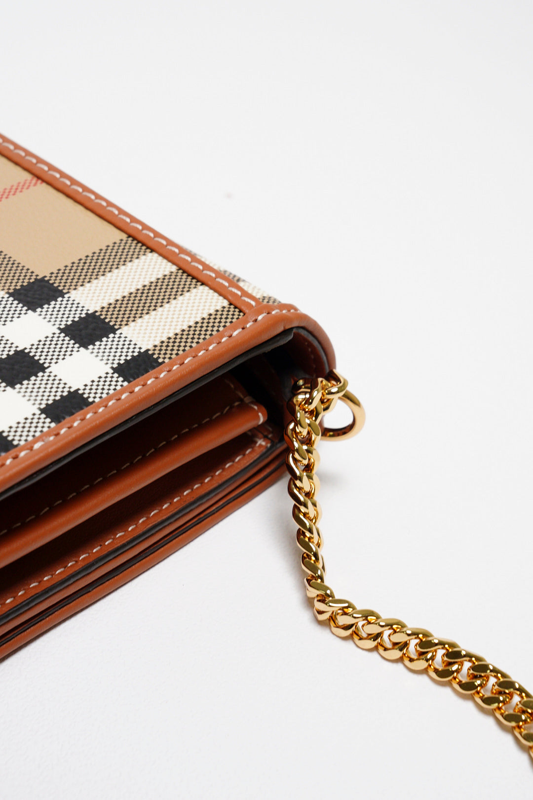 BURBERRY 浮雕LOGO格紋翻蓋長夾 (經典米色) WOC