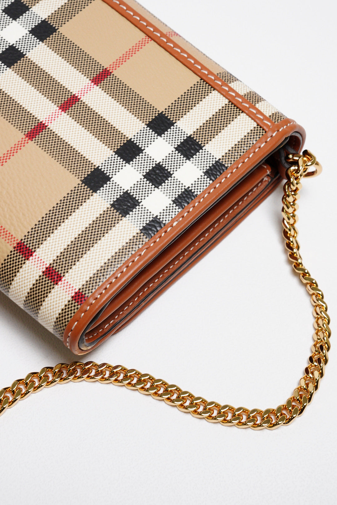 BURBERRY 浮雕LOGO格紋翻蓋長夾 (經典米色) WOC
