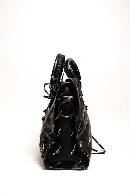 Balenciaga S City 機車包｜滿版英文logo(黑色）