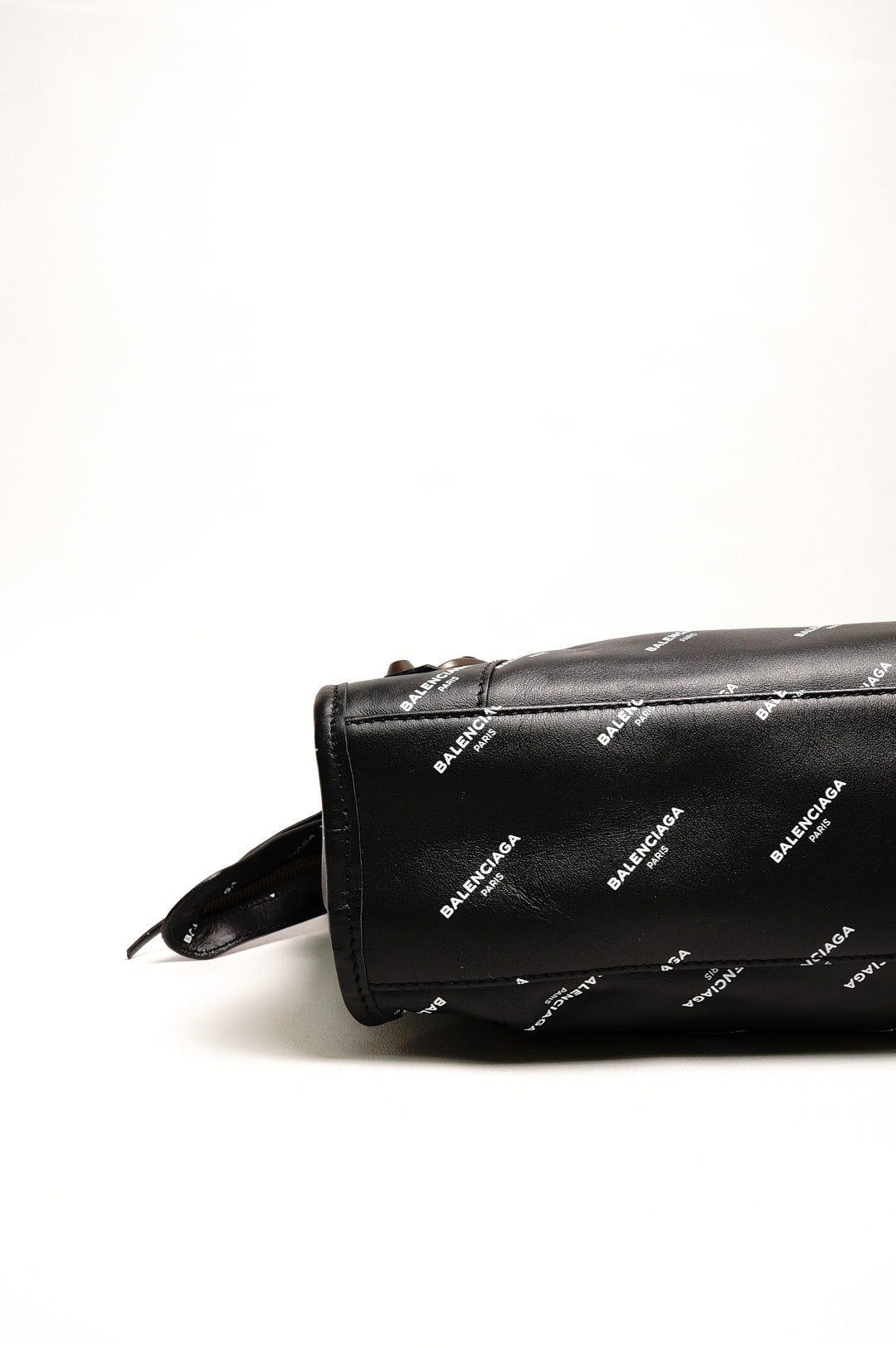 Balenciaga S City 機車包｜滿版英文logo(黑色）