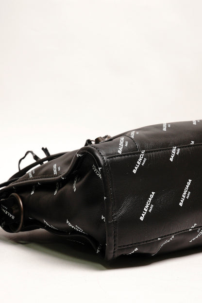 Balenciaga S City 機車包｜滿版英文logo(黑色）