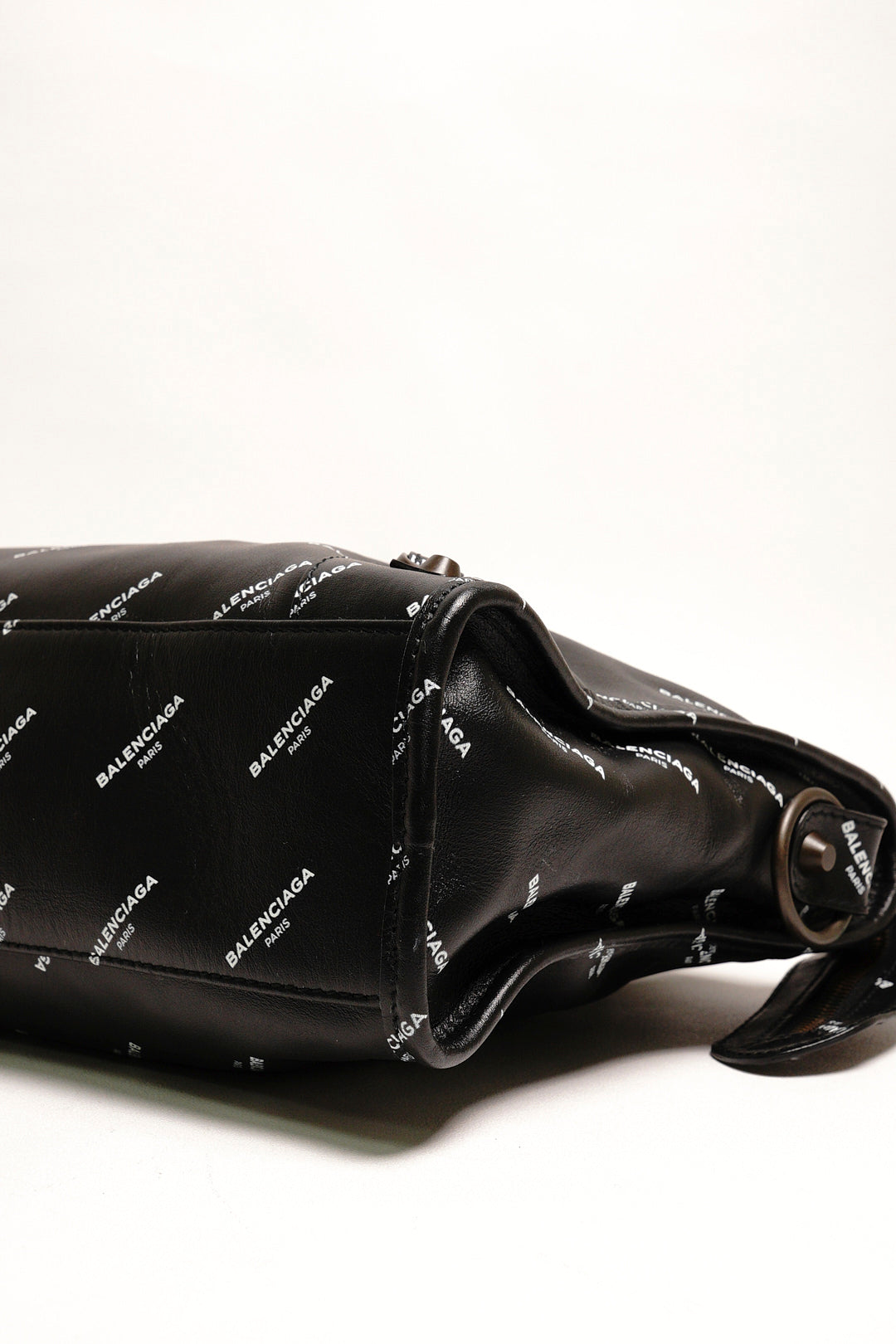 Balenciaga S City 機車包｜滿版英文logo(黑色）