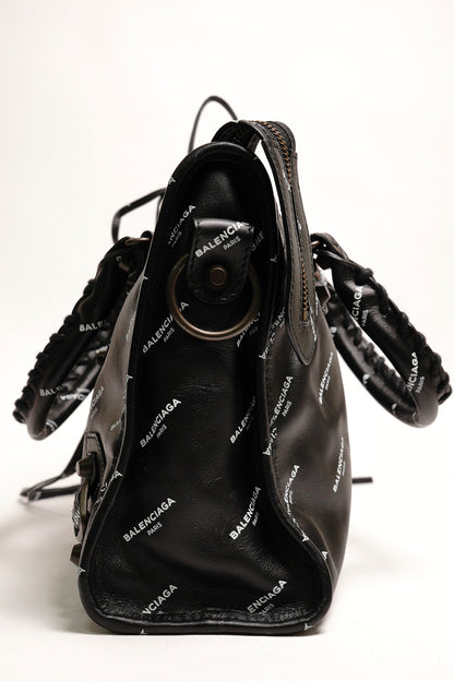 Balenciaga S City 機車包｜滿版英文logo(黑色）