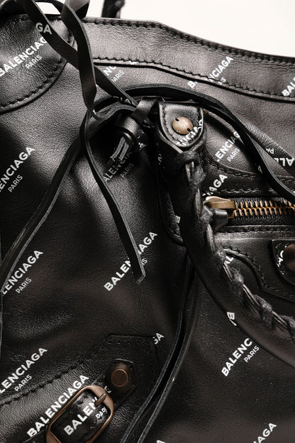 Balenciaga S City 機車包｜滿版英文logo(黑色）