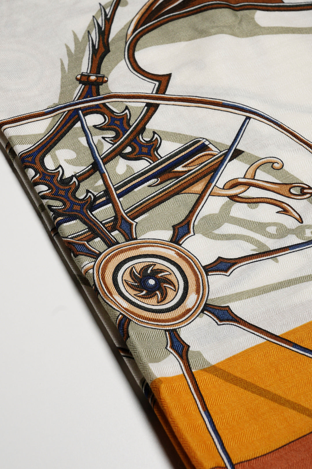 Hermès Voitures en Equilibre 140喀什米爾與真絲混紡 「平衡馬車」 羊絨方巾