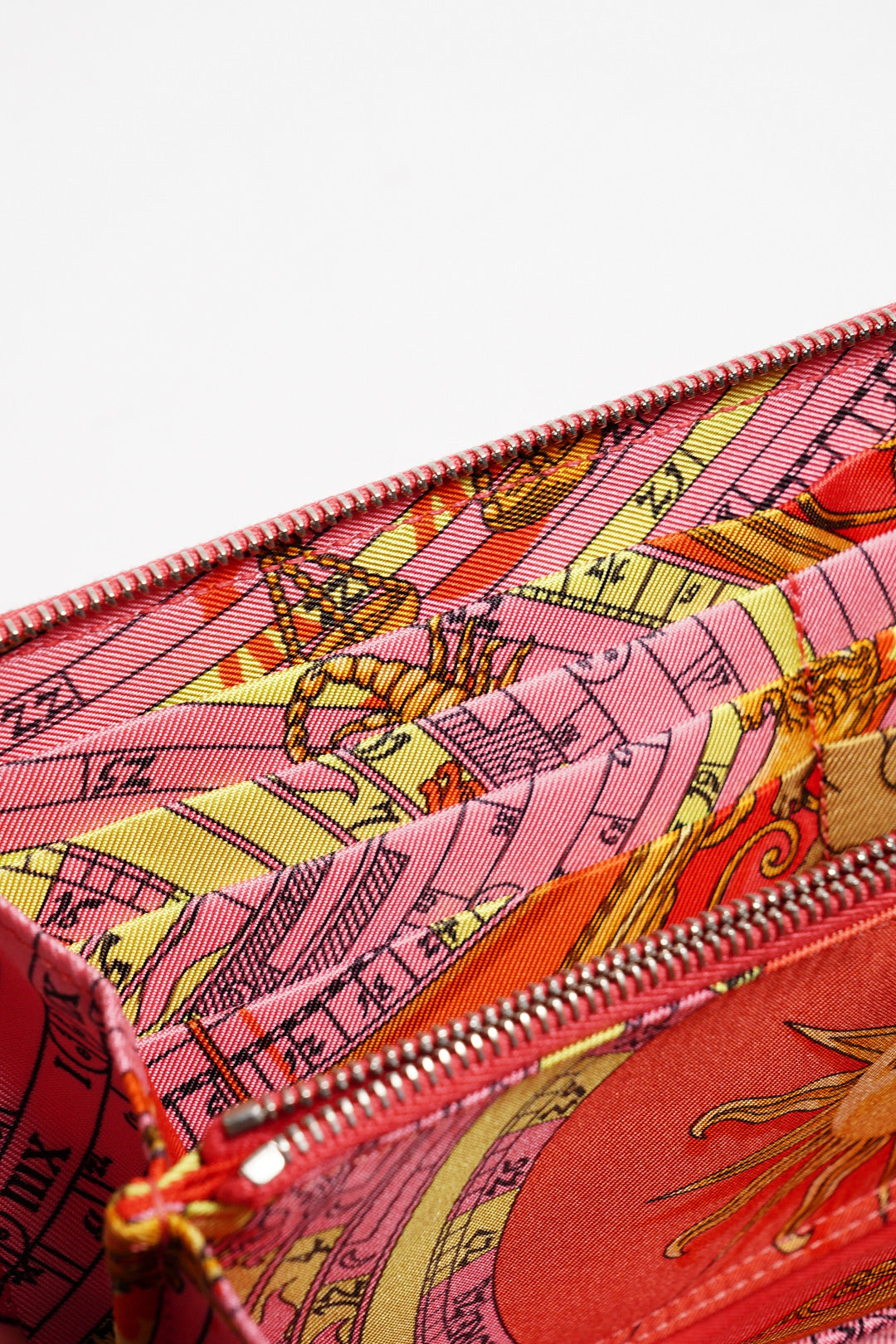 HERMES 絲巾長夾的珊瑚橘粉色