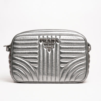 Prada Diagramme 銀色金屬皮革斜背包