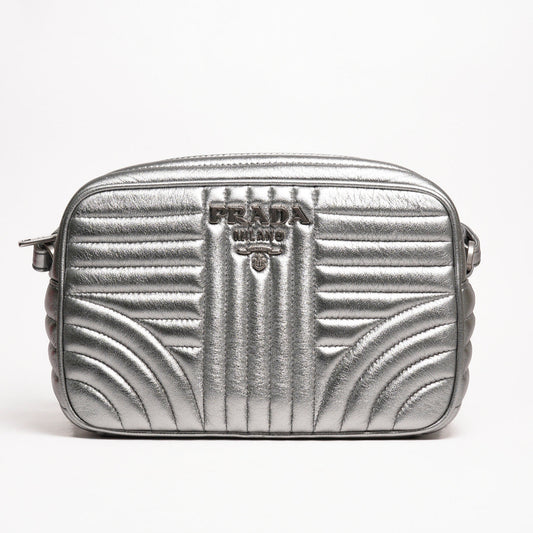Prada Diagramme 銀色金屬皮革斜背包
