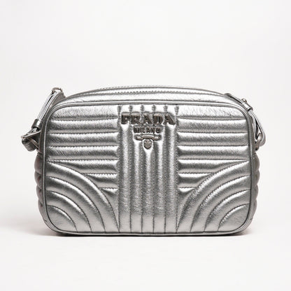 Prada Diagramme 銀色金屬皮革斜背包