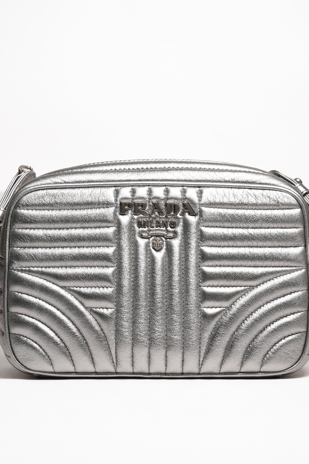 Prada Diagramme 銀色金屬皮革斜背包