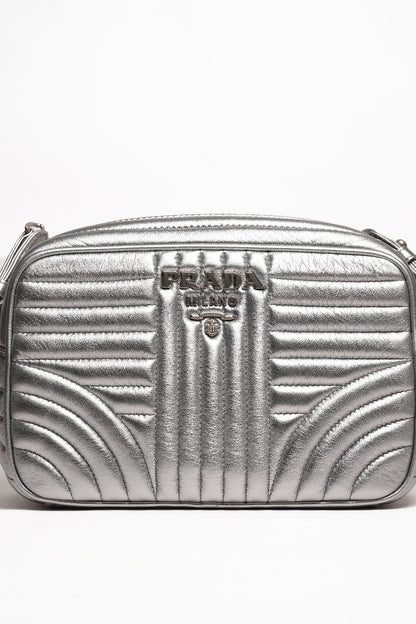 Prada Diagramme 銀色金屬皮革斜背包