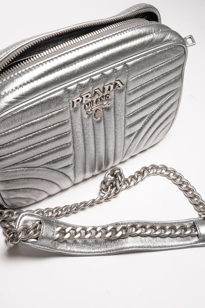 Prada Diagramme 銀色金屬皮革斜背包