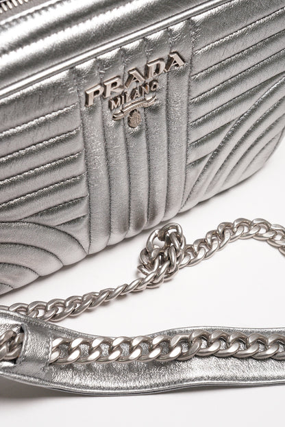 Prada Diagramme 銀色金屬皮革斜背包