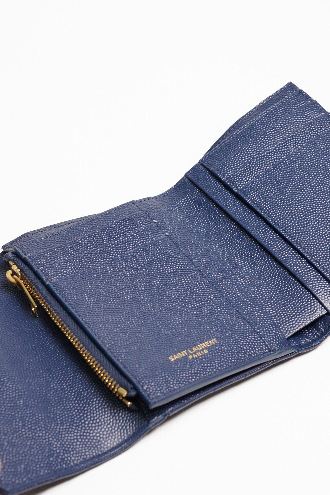 YSL MONOGRAM 魚子醬牛皮信封釦式中夾