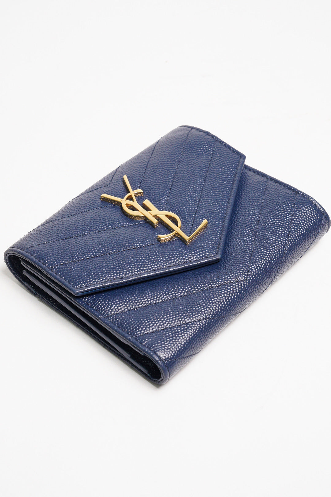 YSL MONOGRAM 魚子醬牛皮信封釦式中夾