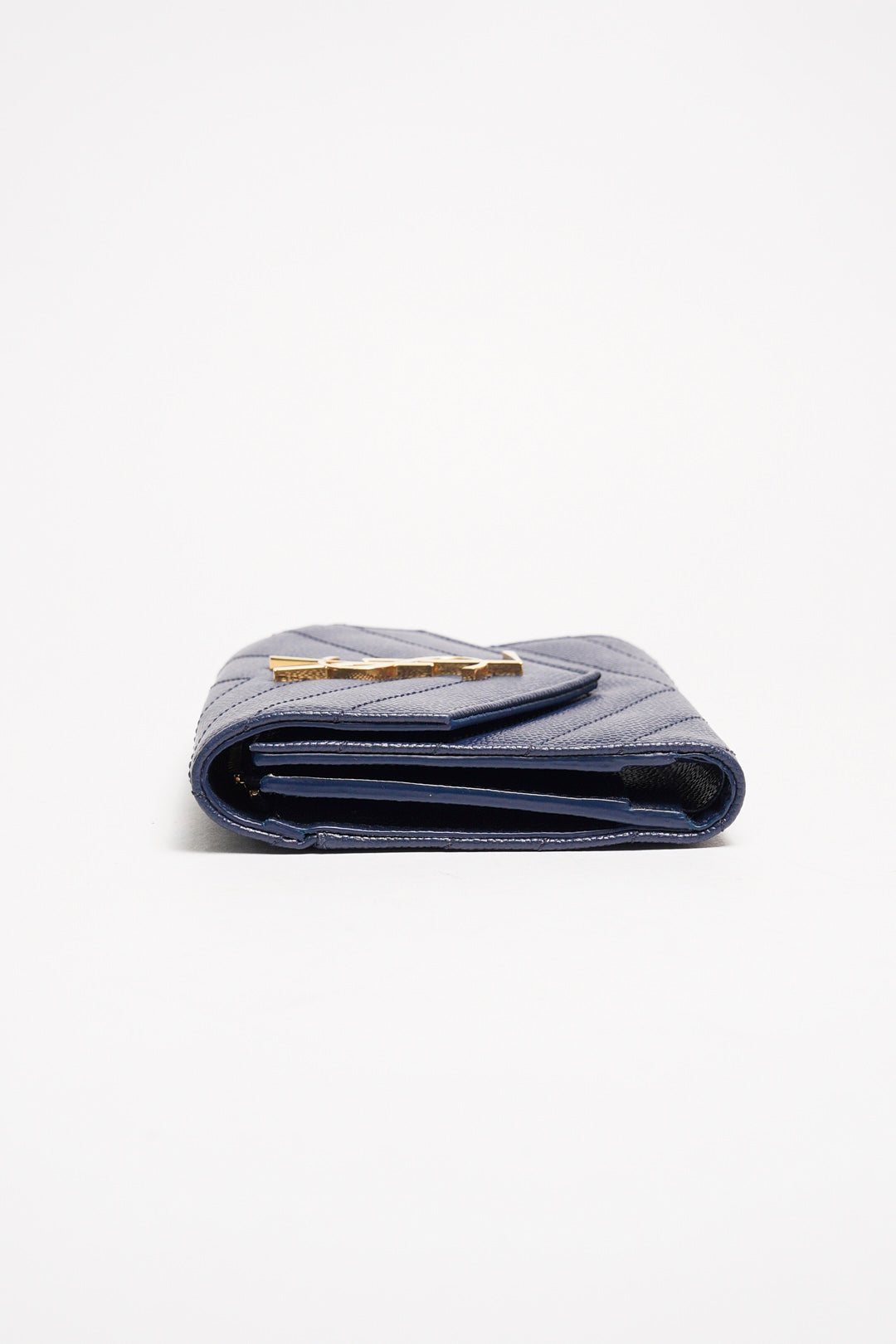 YSL MONOGRAM 魚子醬牛皮信封釦式中夾