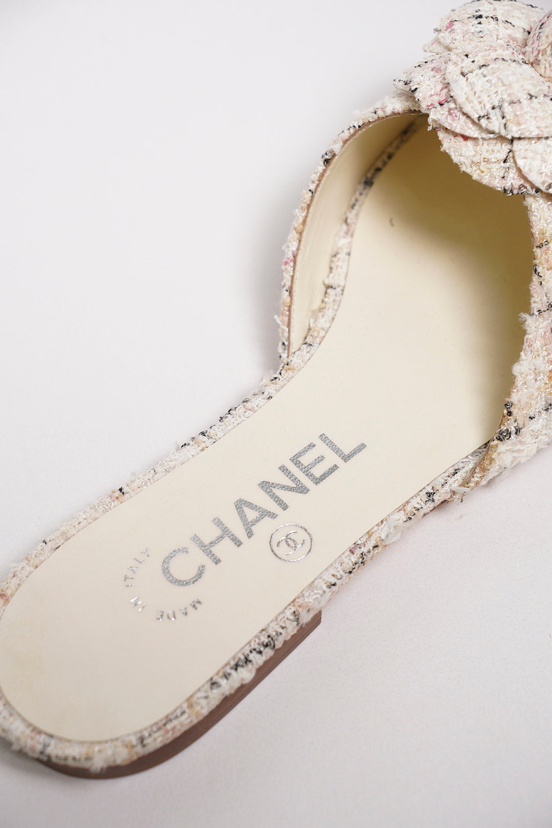 CHANEL 白粉毛呢山茶花拖鞋
