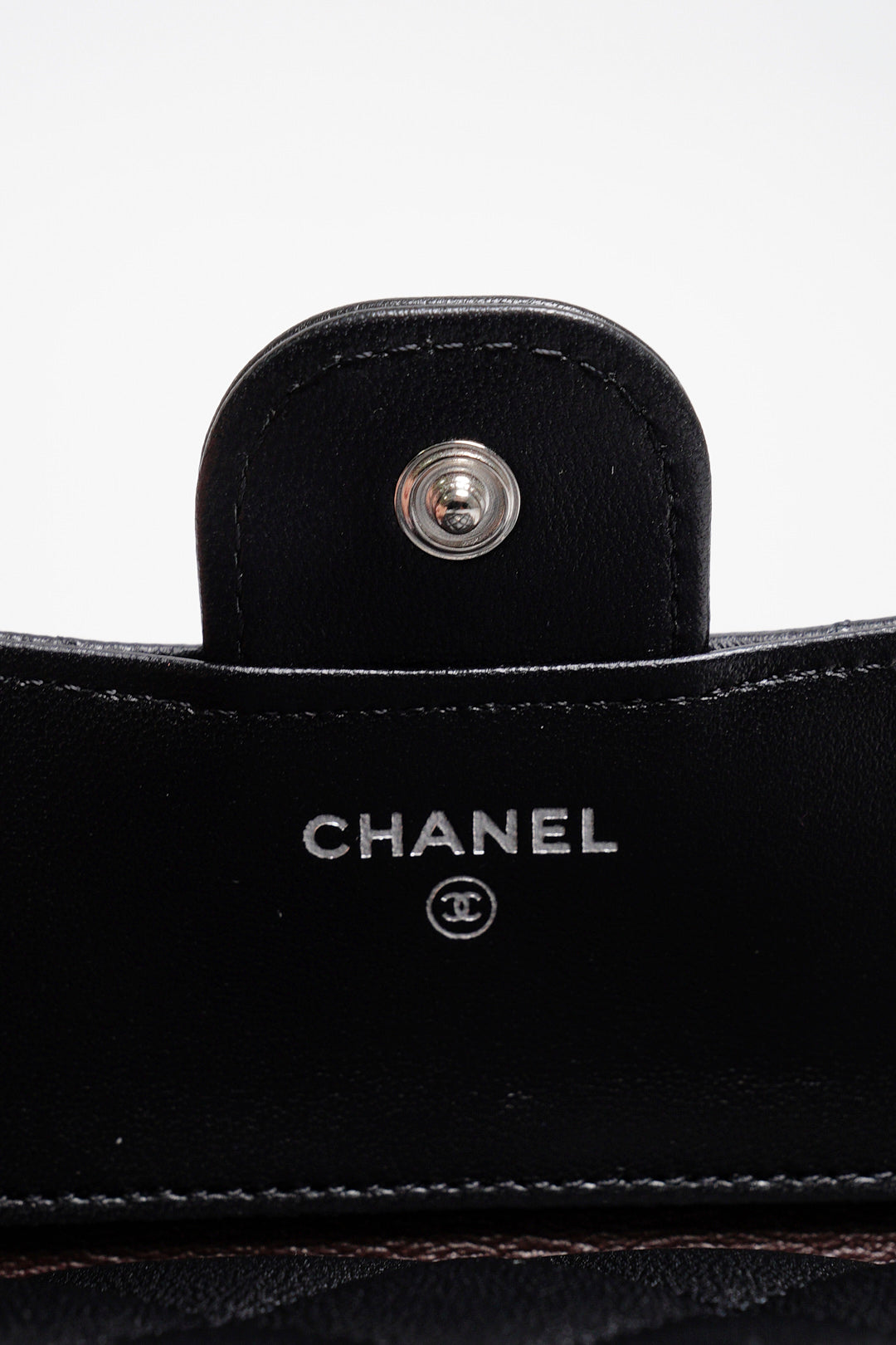 CHANEL 經典羊皮三折短夾（黑銀）