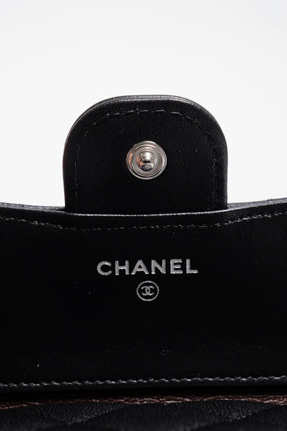 CHANEL 經典羊皮三折短夾（黑銀）