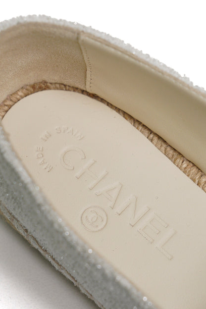 CHANEL 經典雙C銀白亮片草編鞋