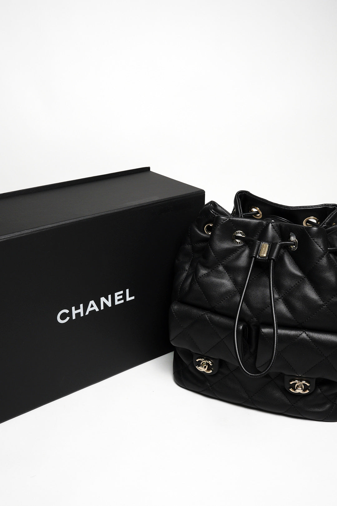 Chanel 23b 雙口袋抽繩 黑金後背包(全新現貨）