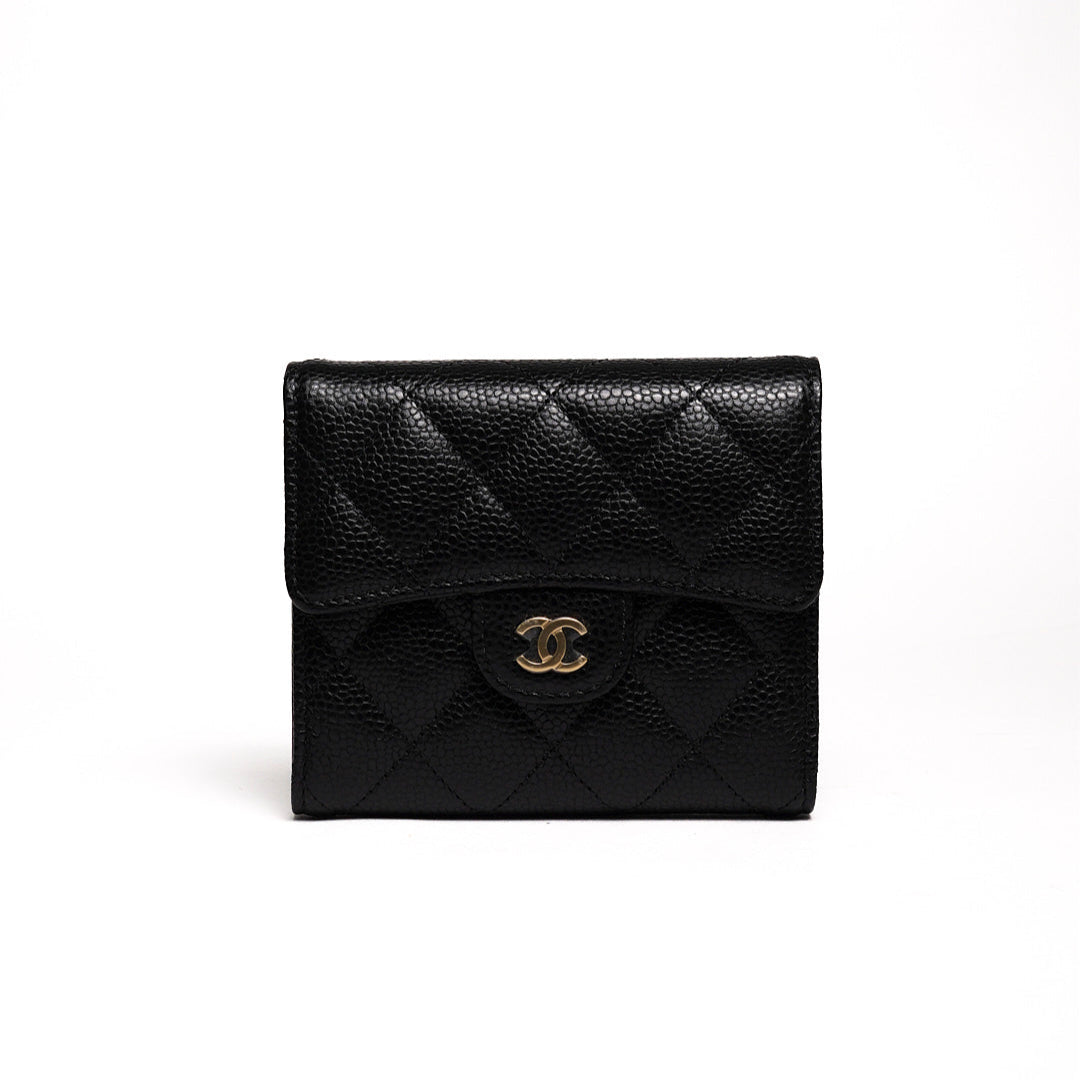 CHANEL Caviar金色CC Logo 菱格紋荔枝牛皮三折短夾(黑色)