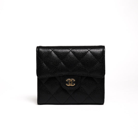 CHANEL Caviar金色CC Logo 菱格紋荔枝牛皮三折短夾(黑色)