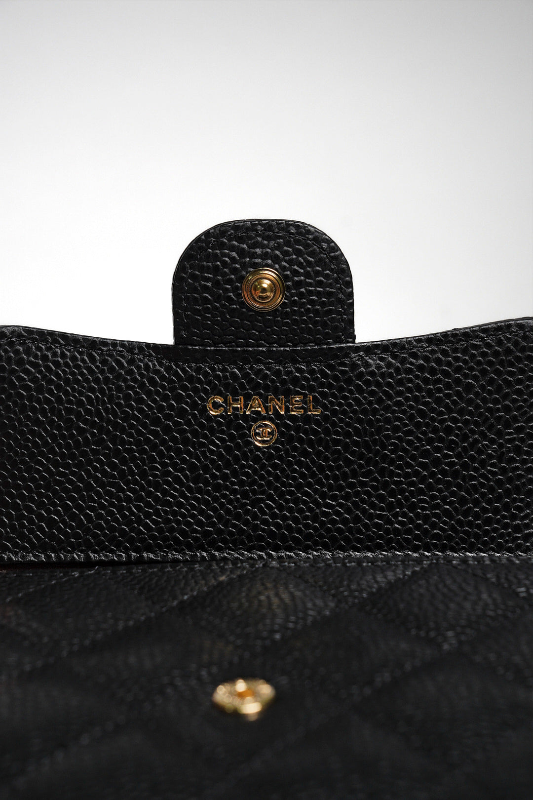 CHANEL Caviar金色CC Logo 菱格紋荔枝牛皮三折短夾(黑色)
