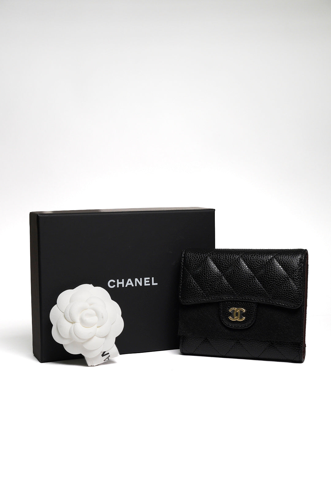 CHANEL Caviar金色CC Logo 菱格紋荔枝牛皮三折短夾(黑色)