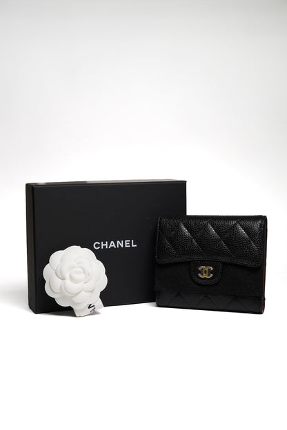 CHANEL Caviar金色CC Logo 菱格紋荔枝牛皮三折短夾(黑色)