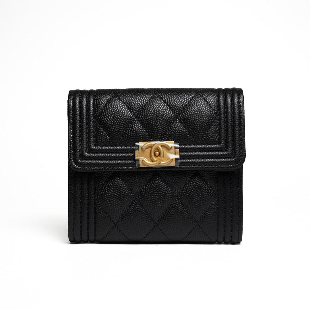 CHANEL Boy 金釦粒紋小牛皮三折短夾(黑色)