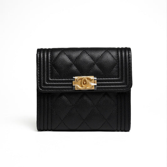 CHANEL Boy 金釦粒紋小牛皮三折短夾(黑色)
