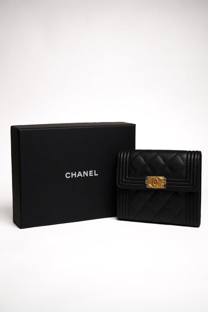 CHANEL Boy 金釦粒紋小牛皮三折短夾(黑色)