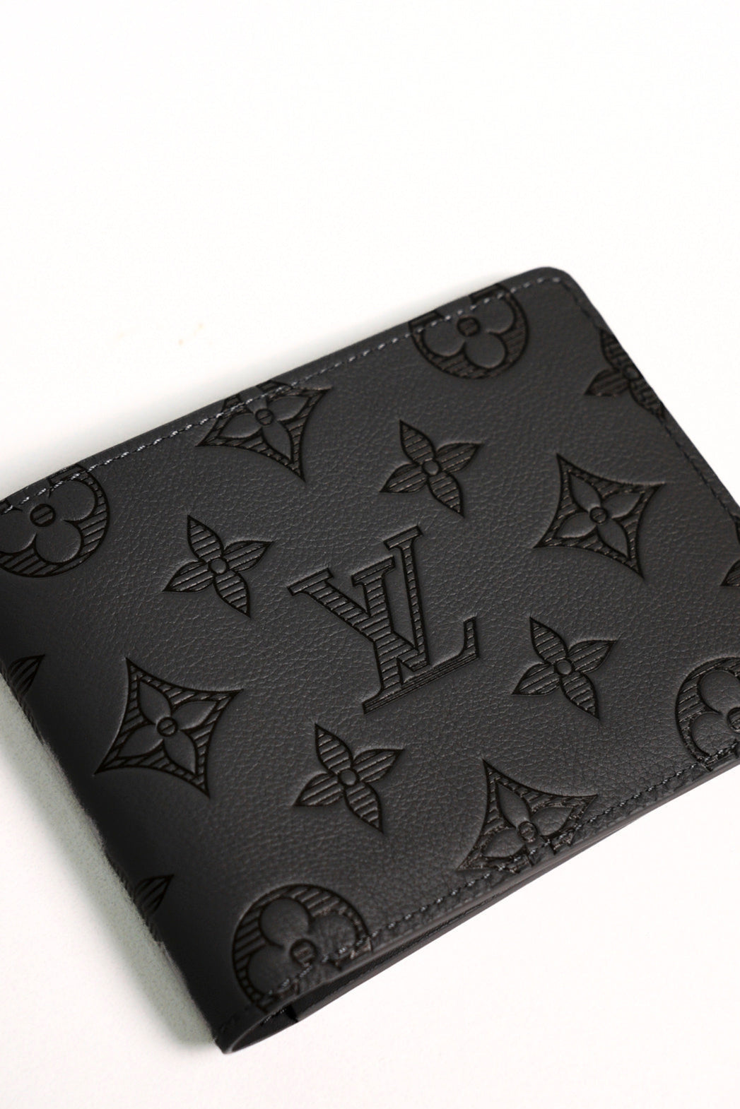 LOUIS VUITTON 灰壓紋男生短夾(全新)