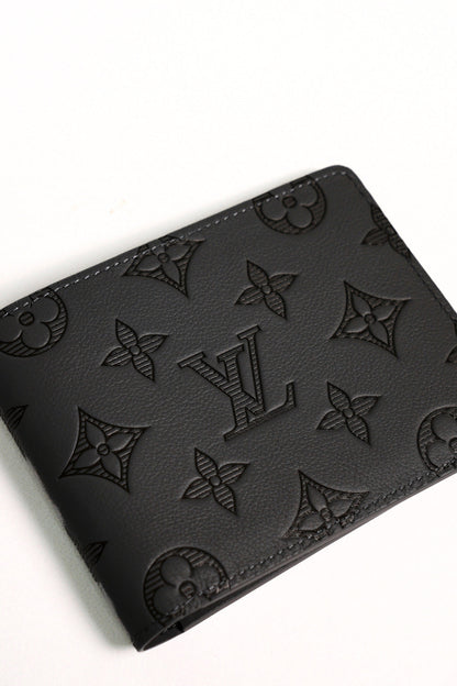 LOUIS VUITTON 灰壓紋男生短夾(全新)