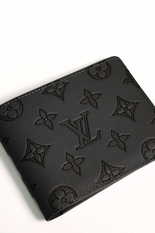 LOUIS VUITTON 灰壓紋男生短夾(全新)