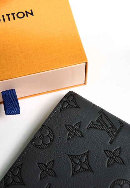 LOUIS VUITTON 灰壓紋男生短夾(全新)