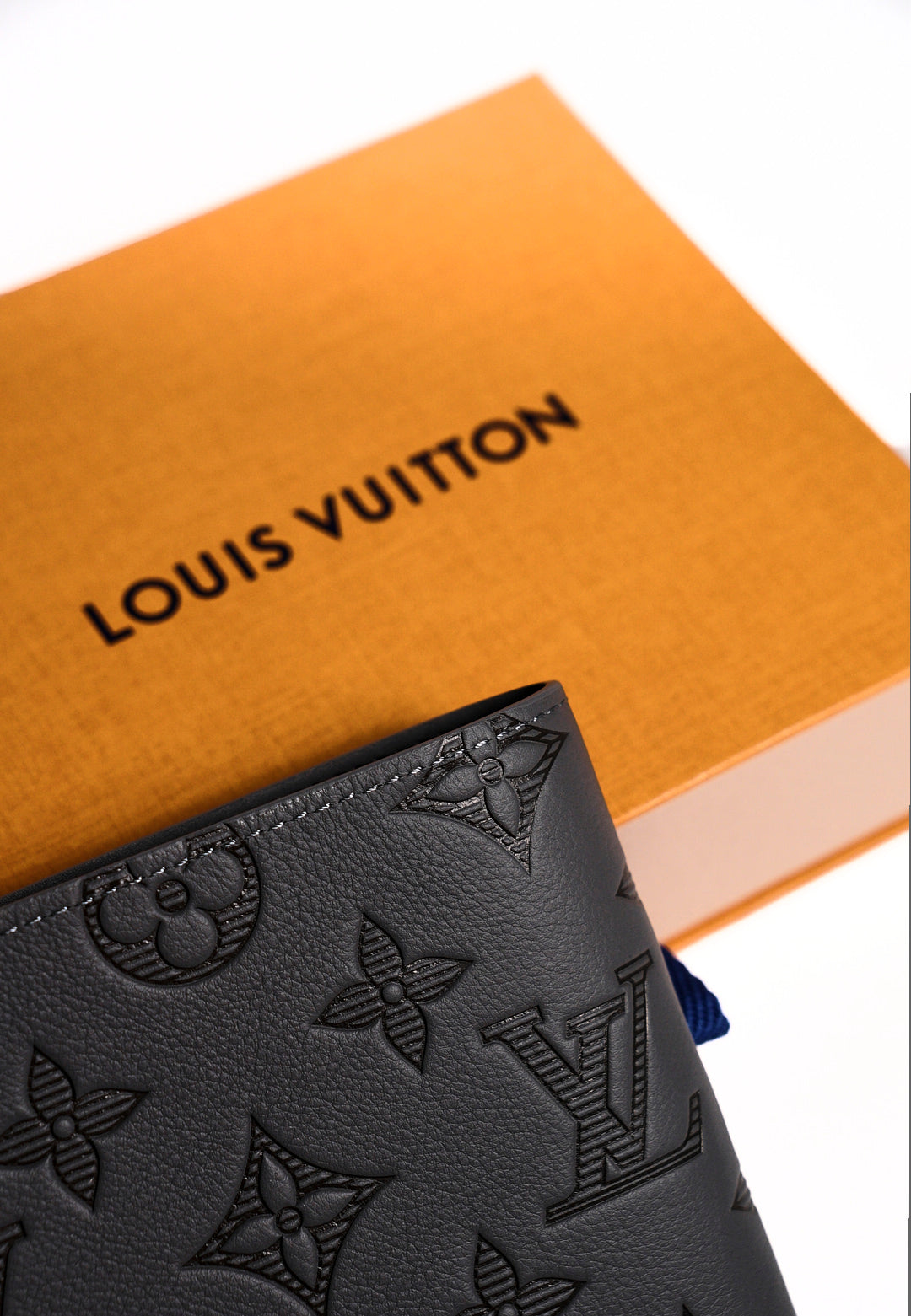LOUIS VUITTON 灰壓紋男生短夾(全新)