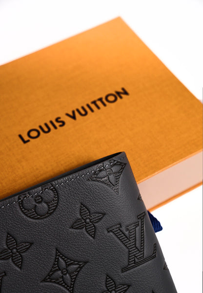 LOUIS VUITTON 灰壓紋男生短夾(全新)