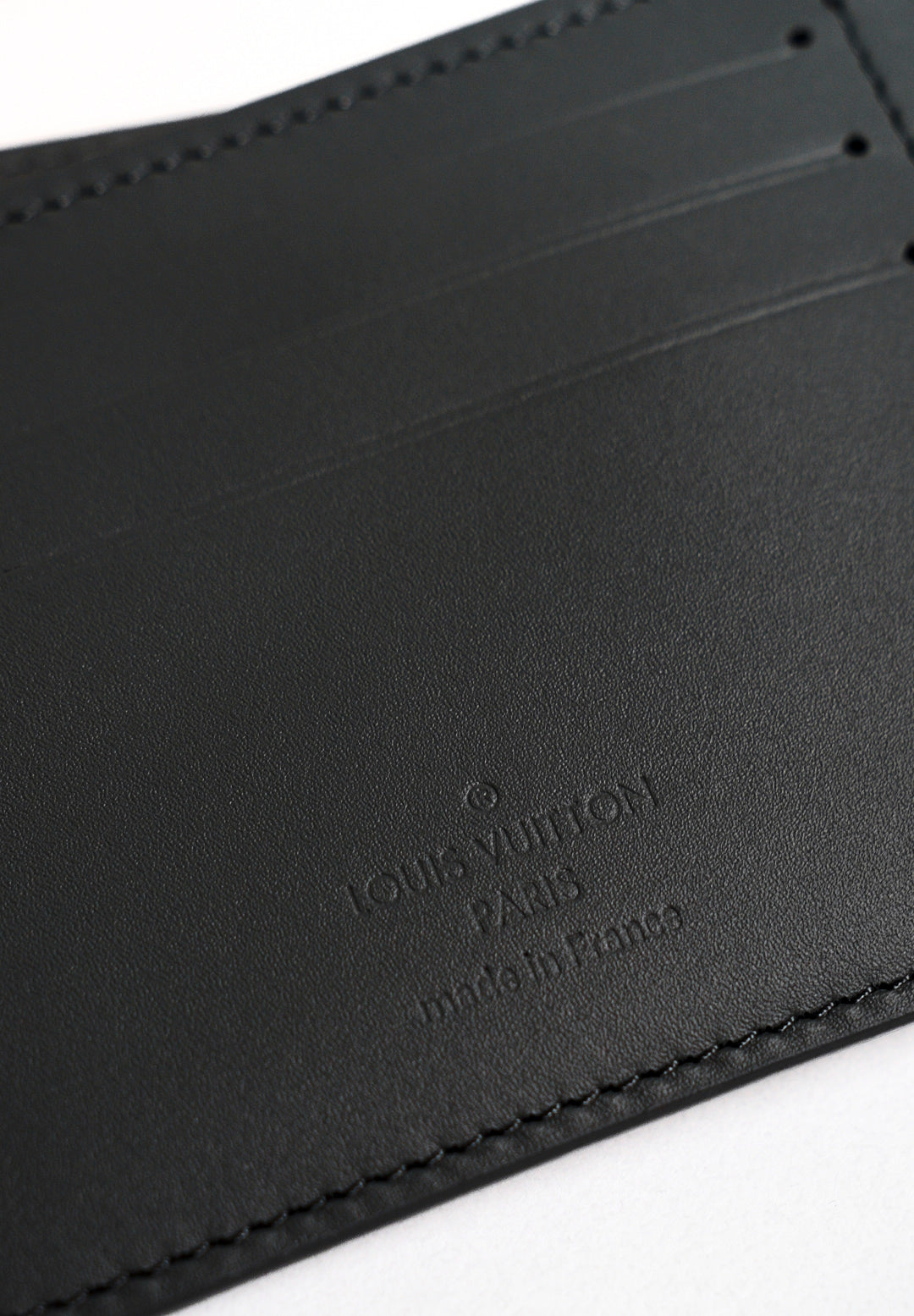 LOUIS VUITTON 灰壓紋男生短夾(全新)