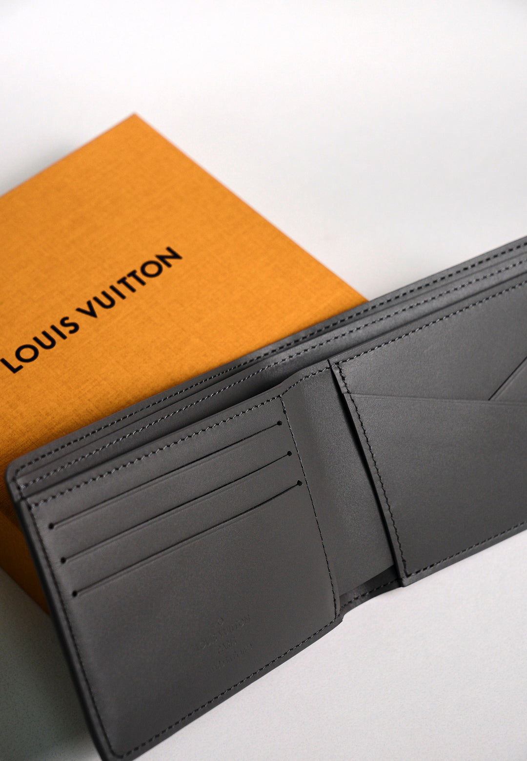 LOUIS VUITTON 灰壓紋男生短夾(全新)