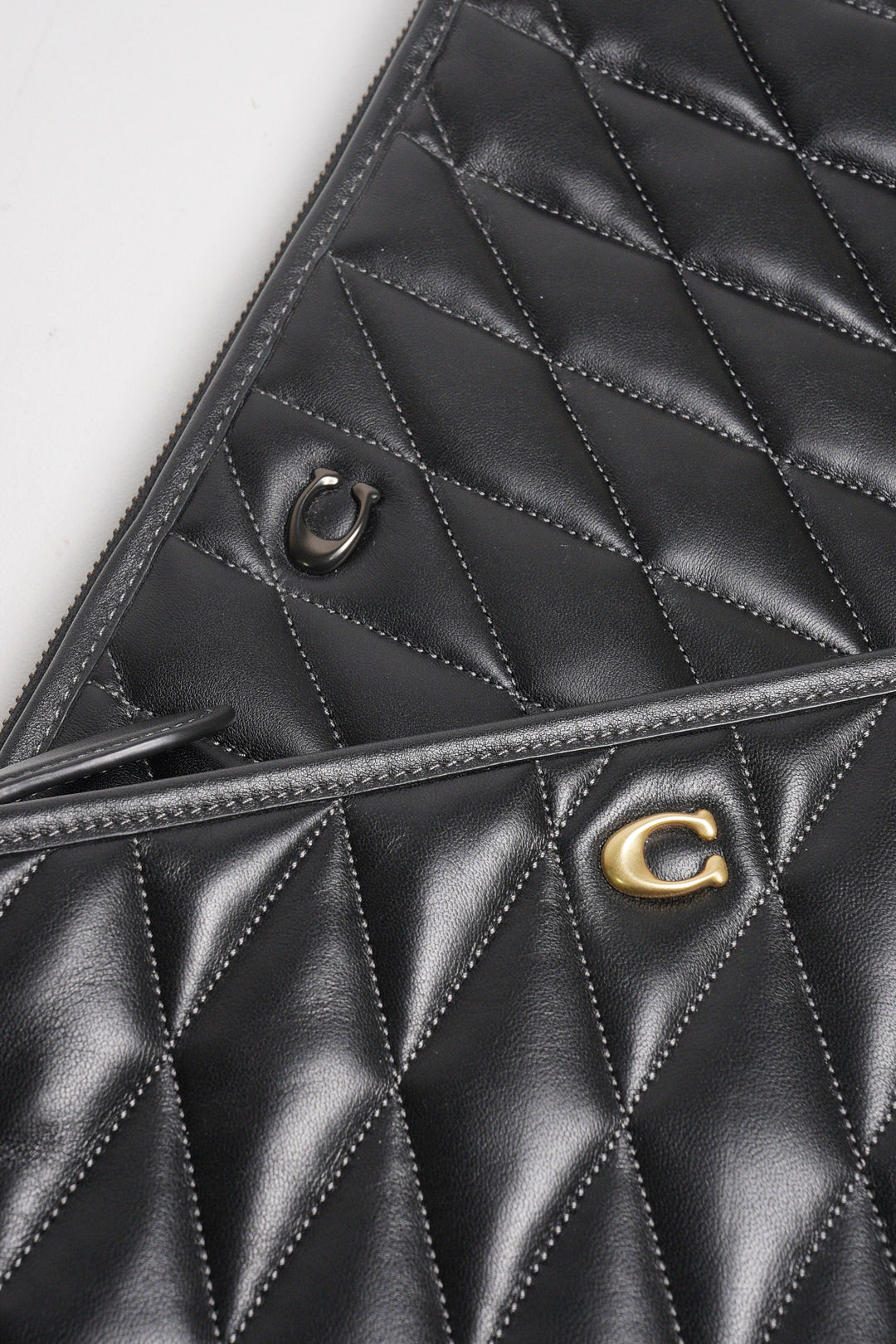 COACH POUCH 28 絎縫手拿包 一組2個