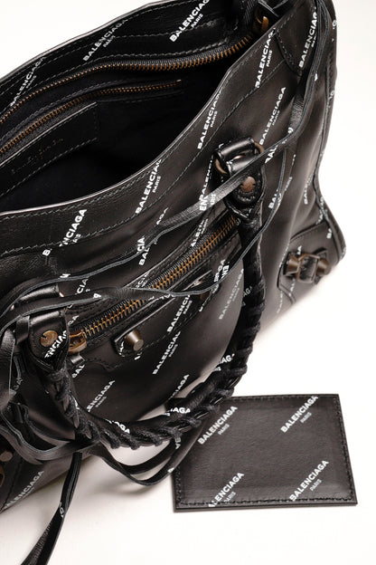 Balenciaga S City 機車包｜滿版英文logo(黑色）