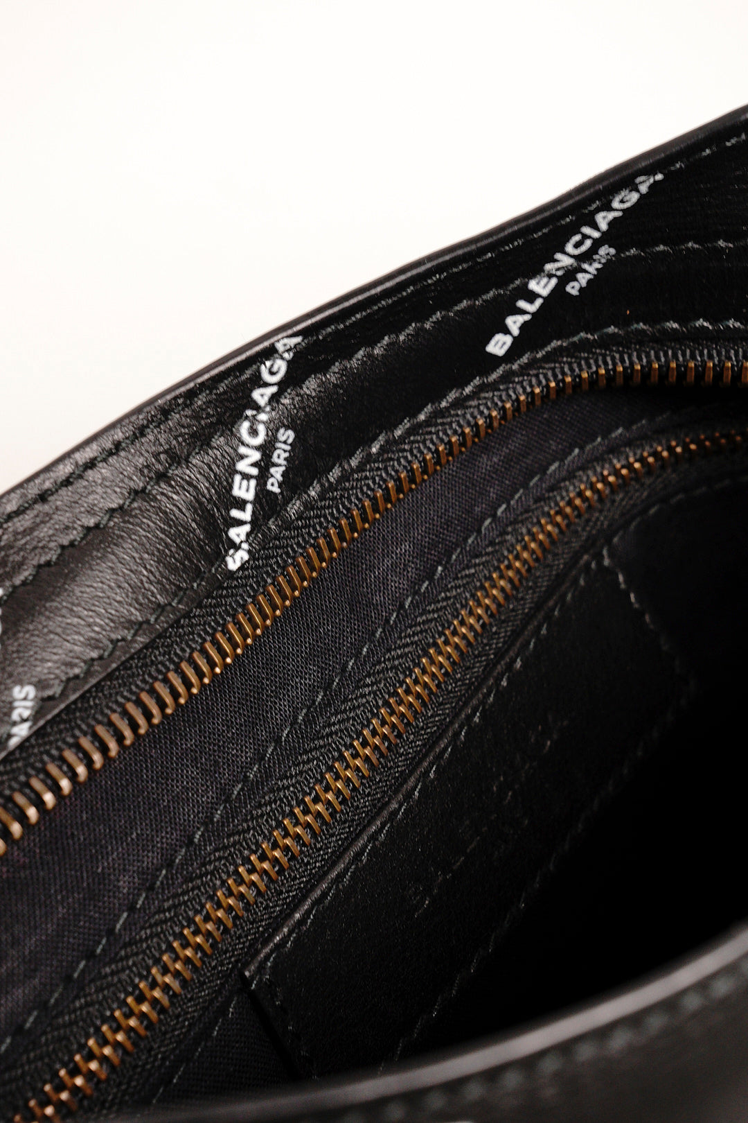 Balenciaga S City 機車包｜滿版英文logo(黑色）